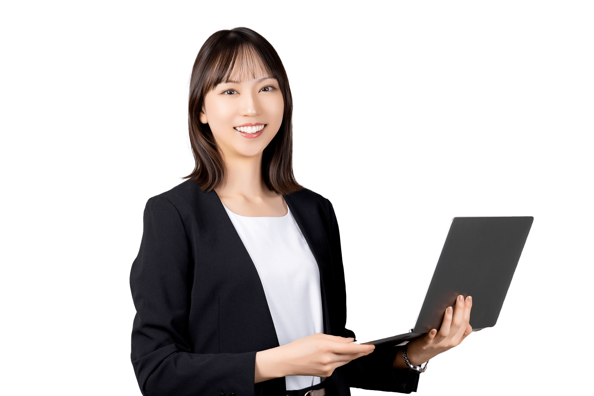 笑顔でパソコンを持ち、マーケティング課題の解決を提案する女性